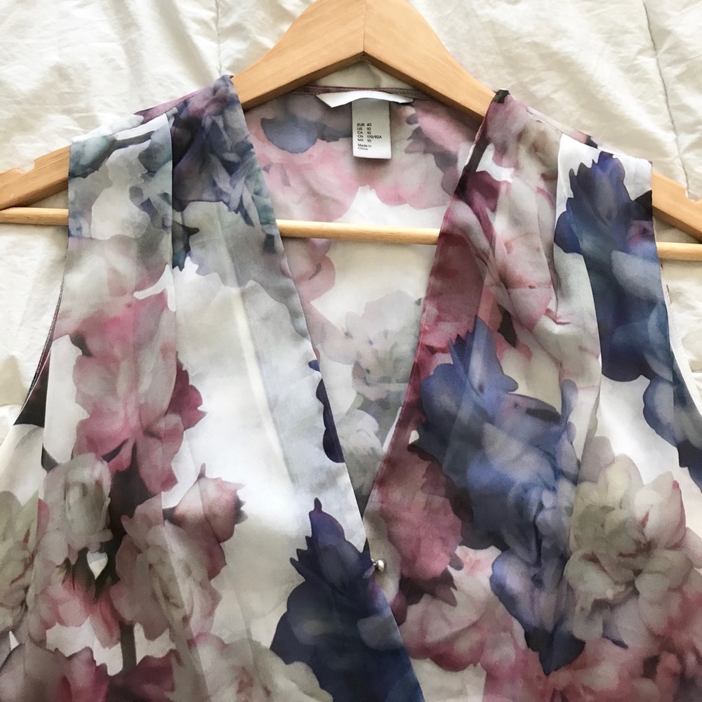 H&M Sleeveless Floral Wrap Blouse - Picture 3 of 3